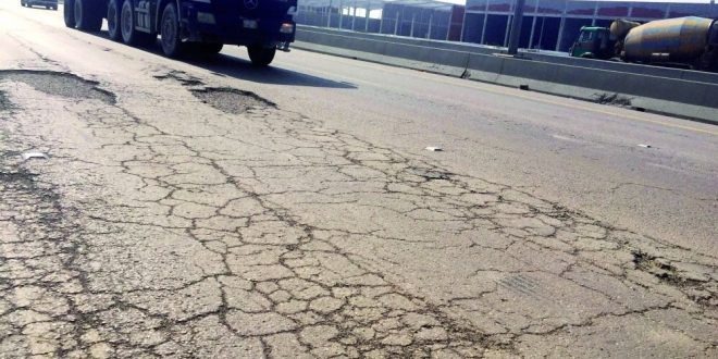  شاهد.. أهالي أبوكبير يشكون من فساد المحليات بعد تكسير “الإسفلت”