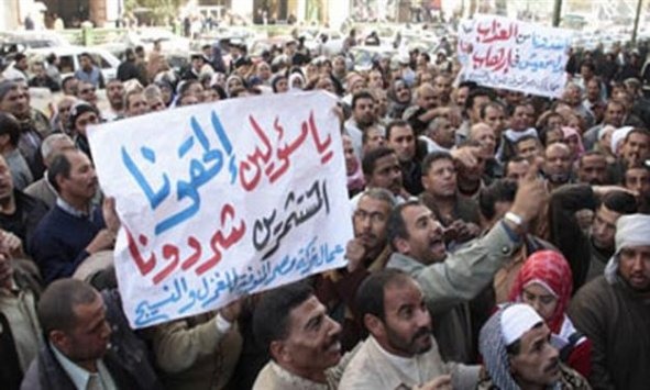  في عيدهم.. فساد وبطالة ومصانع مغلقة وعمال يبحثون عن لقمة العيش