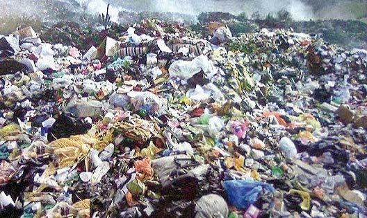  أهالي مشتول السوق يشكون من تراكم القمامة بالشوارع