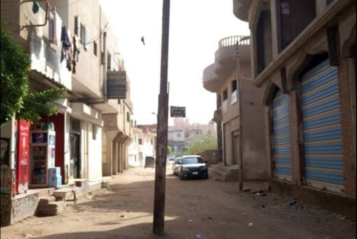  مهزلة.. 3 أعمدة كهرباء تتوسط شارع المحكمة بأولاد صقر