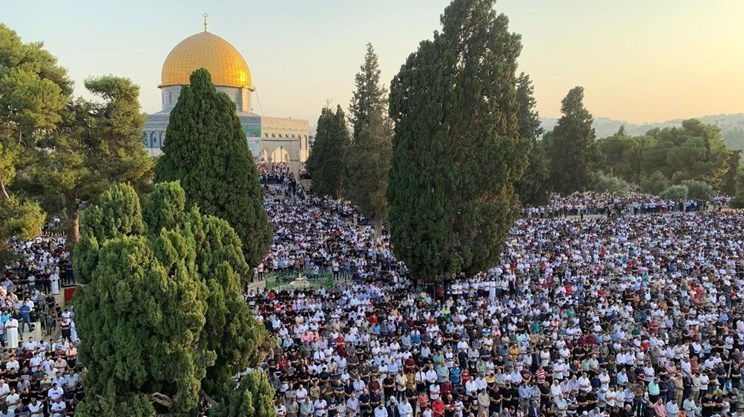  150 ألفًا يؤدون الجمعة الثالثة من رمضان بالمسجد الأقصى
