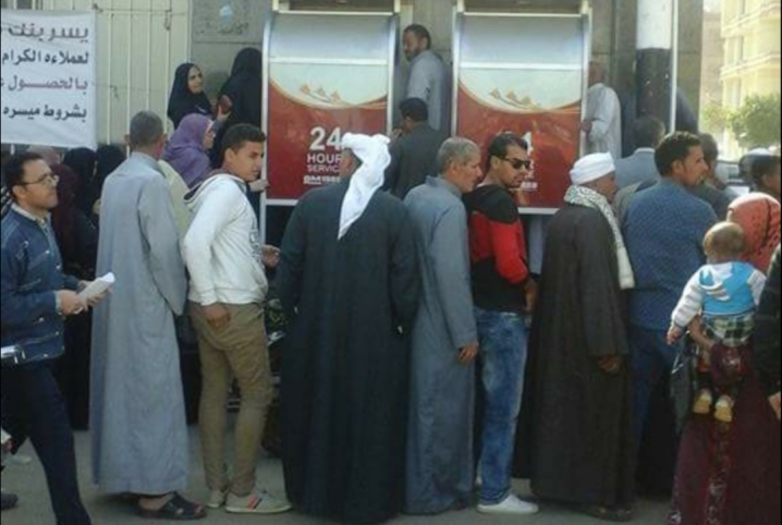  بسبب الزحام الشديد.. مطالبات بزيادة ماكينات الصراف الآلي بأبوكبير