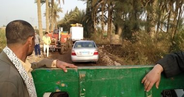  تهالك الطريق والحرمان من المياه يؤرق 5 عزب بأولاد صقر