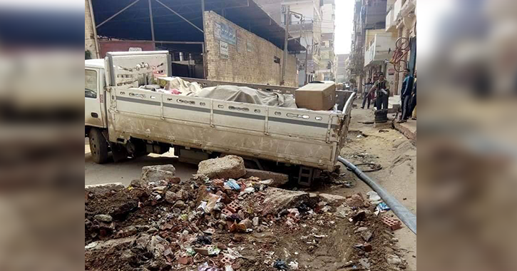  بالصور.. شارع المرور بأبوكبير يعاني من الهبوط وسط غياب المسئولين