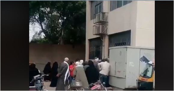  فيديو.. أهالي أبوكبير يطالبون بتوفير الراحة لكبار السن عند “التأمينات”