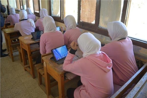  رسوب وقضايا وديون.. هل يلغي الانقلاب منظومة التابلت للثانوية؟