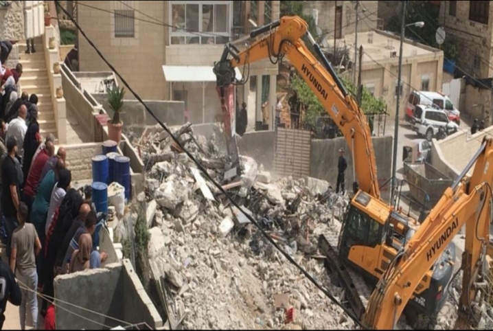  الاحتلال يخطر أصحاب نحو 20 منزلا شمالي القدس بالهدم