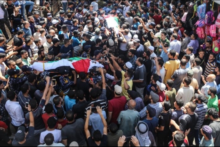  مئات الفلسطينيين يشيعون ثلاثة عناصر شرطة ضحايا تفجيري غزة