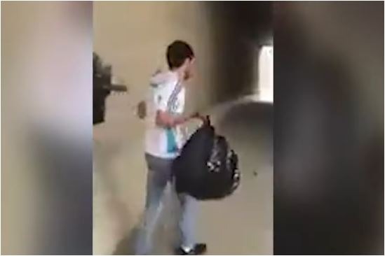  شاهد إجرام الصهاينة.. يطلقون النار لـ”التسلية” على شاب فلسطيني