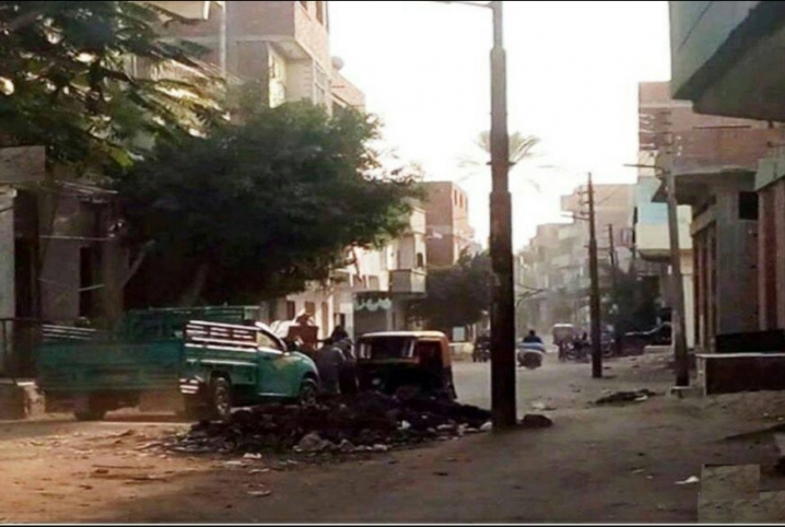 بالصور.. أعمدة الإنارة في شوارع القرين تثير غضب المواطنين