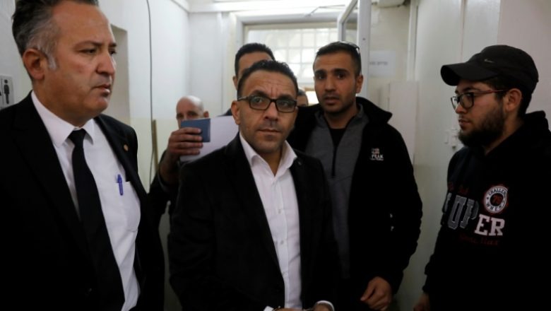  شرطة الاحتلال تعتقل محافظ القدس من منزله