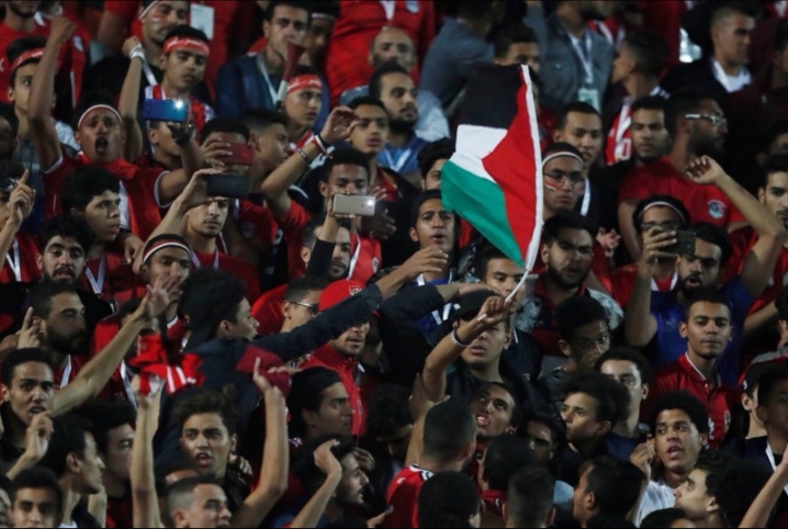  علم إسرائيل في سماء القاهرة وحامل علم فلسطين في السجن