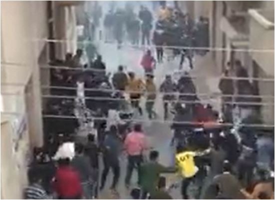  بالصور.. مشاجرة بين مئات الطلاب خارج مدرسة بأبوكبير
