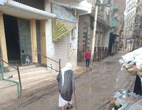  بالصور.. استياء بين أهالي مدينة أبوكبير بسبب تحول الشوارع لـ”برك طينية”