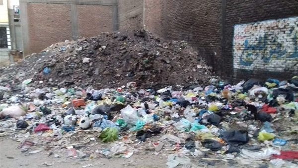 أولاد صقر| حشرات ضارة وروائح كريهة جراء انتشار القمامة في شوارع “أم سعدون”