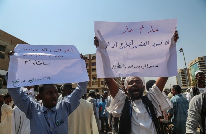  بالصور.. السودانيون يتظاهرون ضد لقاء “نتنياهو بالبرهان”