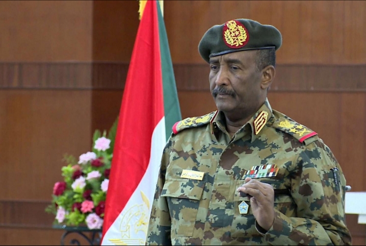  “البرهان” يدافع عن التطبيع: يلقى تأييدا شعبيا ..ومحللون: سقوط بلا قاع