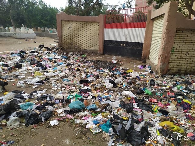  بالصور.. القمامة تحصار مدرسة اعدادية في أبوكبير