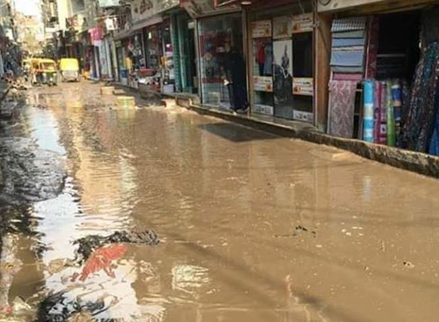 مياه الأمطار تعطل حركة السير في شوارع أبوكبير