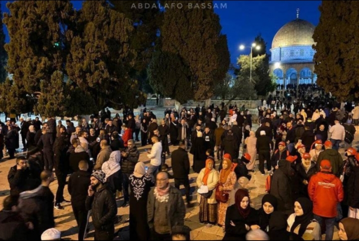  الآلاف يؤدون صلاة “الفجر العظيم” في الأٌقصى ومساجد الضفة