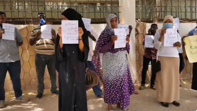  وقفة احتجاجية بالخرطوم للمطالبة بإجلاء مواطنين من مصر