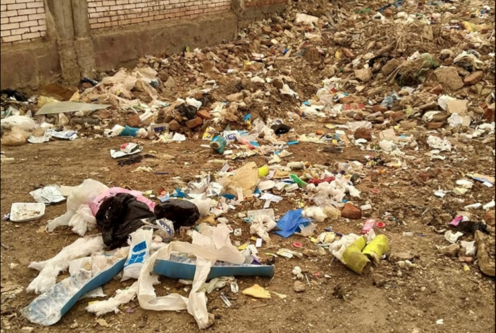  بالصور.. القمامة تحاصر مدرسة ثانوية في الحسينية