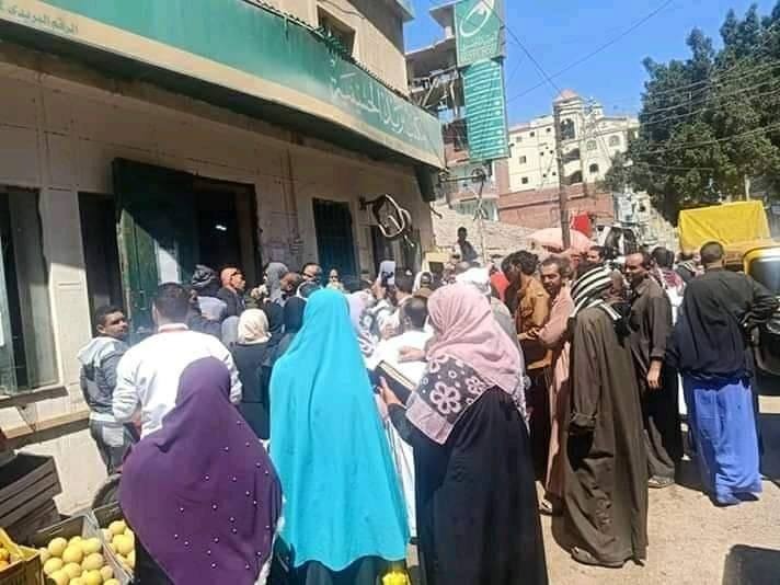  بالصور.. تكدُّس وزحام بين المواطنين أمام مكتب بريد الحسينية وسط مخاوف من “كورونا”