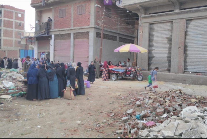  منيا القمح.. سكان شلشلمون يتهمون رئيس الوحدة المحلية بالتراخي بسبب “سوق الجمعة”