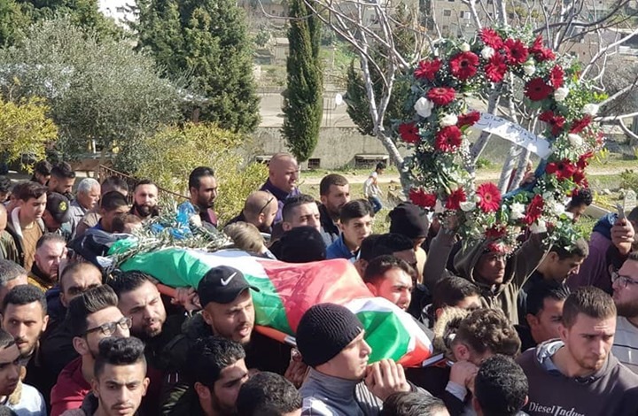  فلسطينيون يشيعون أسيرا توفي بسجون الاحتلال