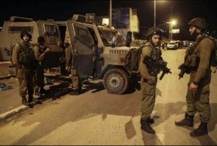  مواجهات بين فلسطينيين والاحتلال الصهيوني عقب اقتحامه مخيم طولكرم ومداهمة منزل شهيد