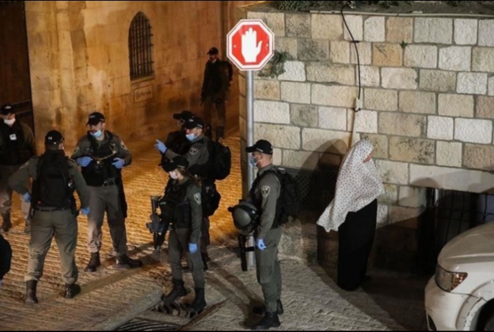  الشرطة الصهيونية تزعم إحراق فلسطينيين “مدرعة” بالقدس
