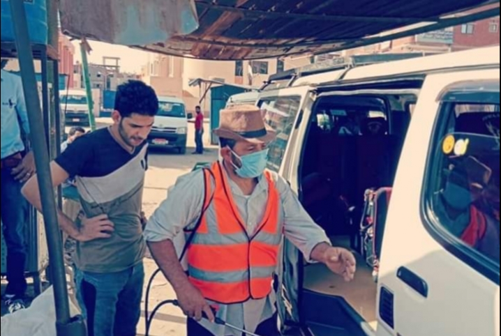  حملة تطهير ضد “كورونا” بموقف الحسينية والتنبيه على غرامات الكمامة
