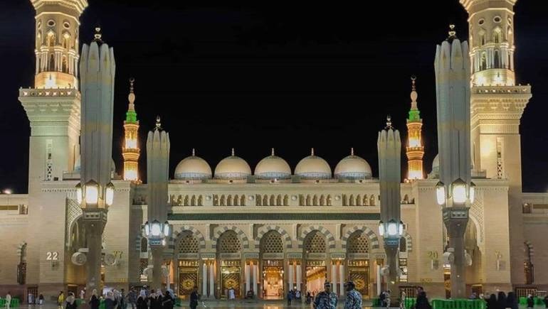  المسجد النبوي يفتح أبوابه لجموع المصلين بعد غلقه لأكثر من شهرين