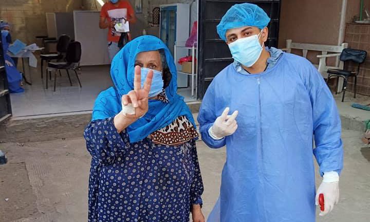 خروج 4 حالات بعد تعافيهم من إصابتهم بفيروس كورونا بمستشفى أبوكبير المركزي