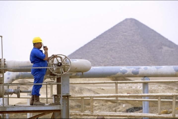  غاز الصهاينة يخنق مصانع مصر رغم انخفاضه عالميًا