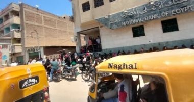  رغم كورونا.. زحام أمام أحد البنوك بأبوكبير