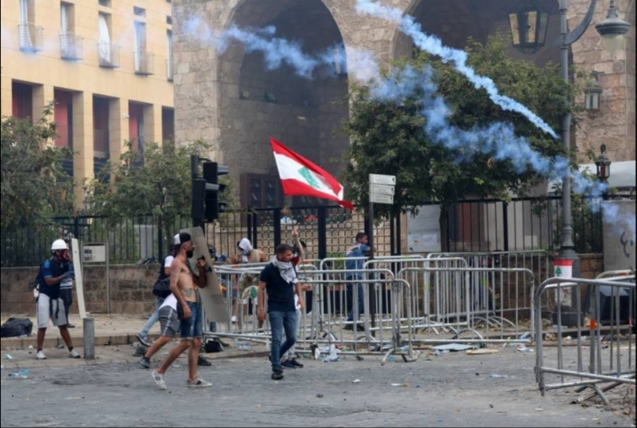  احتجاجات واسعة بشوارع بيروت بعد أيام من انفجار مرفأها