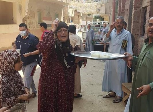 احتفالا بعودة صلاة الجمعة.. سيدة مسنة توزع الأرز بالحليب في القرين