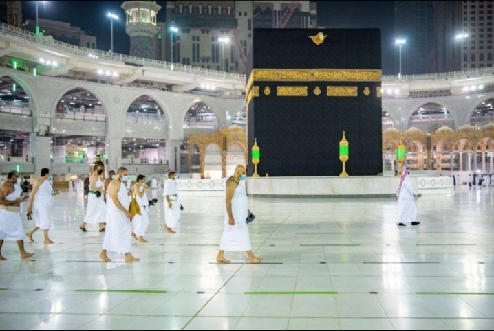  دموع وتضرع وفرحة.. الحرم المكي يستقبل أول فوج للمعتمرين
