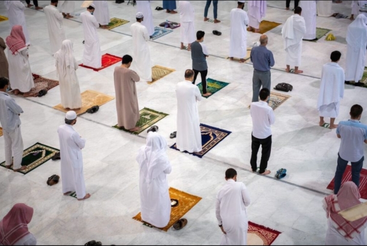  للمرة الأولى منذ سبعة أشهر.. السعودية تسمح بأداء الصلاة في المسجد الحرام
