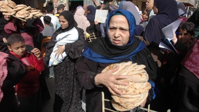 نقص شديد في أرغفة الخبز وزحام على الأفران بمشتول السوق