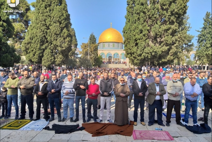  الآلاف يؤدون صلاة الجمعة في المسجد الأقصى المبارك رغم تضييقات الاحتلال