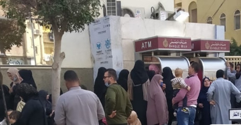  غياب الإجراءات الوقائية وزحام أمام بنك مصر بأبوكبير