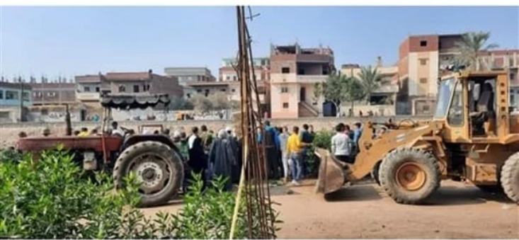  أهالي قرية كفر أبومسلم يطالبون بتدبيش الجسر الأيمن لمصرف بلبيس