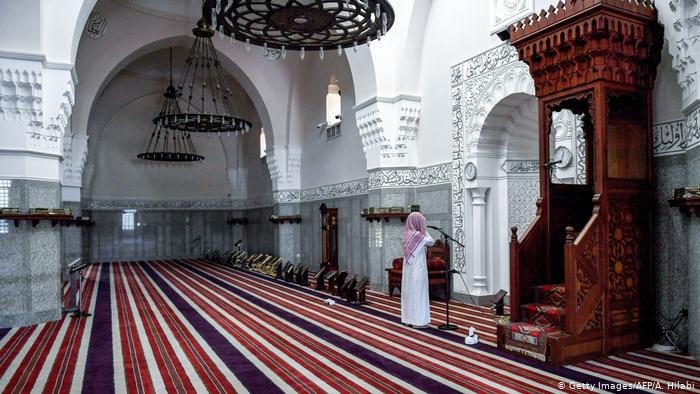  لرفضهم مهاجمة الإخوان.. السعودية تعزل 100 إمام وخطيب