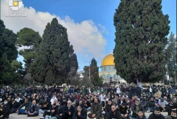  الآلاف يؤدون صلاة الجمعة في المسجد الأقصى المبارك رغم تضييقات الاحتلال