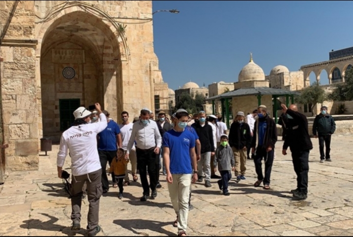  مئات المستوطنين يقتحمون المسجد الأقصى