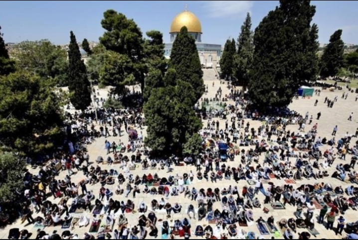  رغم التضييق والقيود.. 60 ألفا أدوا صلاة الجمعة الثالثة من رمضان في المسجد الأقصى