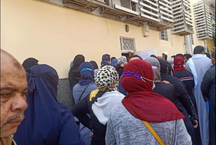 كارثة صحية أمام بنك مصر في بلبيس