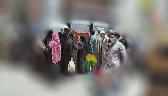 زحام أمام ماكينات الصراف الآلي بالقرين